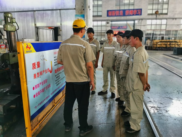 數(shù)控龍門銑床生產廠家新招“未來精英”淺析人才的重要性